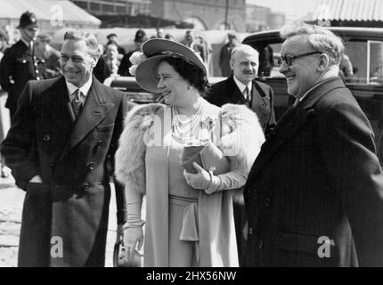 Ein königliches Lächeln auf dem Festivalgelände -- der König genießt einen Witz mit der Königin und Herrn Herbert Morrison während des königlichen Besuches auf dem Festivalgelände am Südufer heute, Dienstag. Die Königin trug für den Anlass grau mit einem passenden mit Rosen getrimmt. Das Festival hat jetzt noch ein Jahr vor der Eröffnung. 02.Mai 1950. (Foto von Fox Photos). Stockfoto