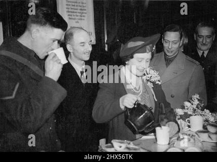 Königlicher Besuch in der Ulster Kantine in der Cockspur Street: Der König und die Königin besuchten die Ulster ***** In der cockspur Street am 10.. Februar. Das ***** In der Ulster-Kantine Tee für die tommies gießen. 01. Februar 1942. Stockfoto