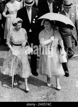 Royal Dresses Match the Sun - die Queen Mother hebt ihren Sonnenschirm gegen die pralle Sonne, aber der Sonnenschirm der Queen ist gerellt, als sie zum Fahrerlager gehen, um die Goldcup-Läufer beim königlichen Ascot-Renntreffen heute (Mittwoch) zu sehen. Das weiße Seidenkleid der Königin wird von einem weißen Blütenblatthut gekrönt. Das Kleid ihrer Mutter ist in hellem Hyazinthblau gehalten, getragen mit einem großen Hut aus blauem und weißem Organdie. 13. Juli 1955. (Foto von Reuter Photo). Stockfoto