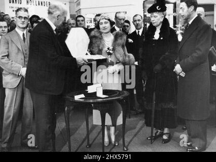 T.M. Der König und die Königin und andere Mitglieder der königlichen Familie besuchen die British Industries Fair in Olympia. Königin heiraten mit dem König und der Königin auf dem Stand der Birmingham Juweliere und Silberschmiede Asso. Mit einem WC-Set aus gebürsteten etc., für die Königin. 16. Februar 1937. (Foto von Sport & General Press Agency, Limited) Stockfoto