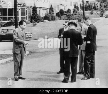 Vielbefahrene Straße -- Vizepräsident Nixon hält heute eine Pressekonferenz in der Straße gegenüber seinem Haus ab- eine Fortsetzung, die auf dem Bürgersteig begann. Reporter gingen, als der Vizepräsident anrief, dass er etwas anderes zu sagen hätte, und dann die Journalisten auf halbem Weg traf, um es zu tun. Die Nixons waren gerade aus der Kirche zurückgekehrt. Ihr Haus ist links außer Sichtweite. John Chadwick, Light Suit, ist für die Associated Press vor Ort. 02. Oktober 1955. (Foto von AP Wirephoto). Stockfoto