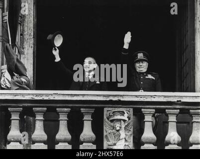 Gruß aus dem Palazzo Venezia - der japanische Außenminister Yosuke Matsuoka (links) winkt mit seinem Seidenhut und Ministerpräsident Benito Mussolini von Italien gibt während des Besuchs von Matsuoka in Rom am 1. April den faschistischen Gruß vom Balkon des Palazzo Venezia. 15. April 1941. (Foto von Associated Press Photo). Stockfoto