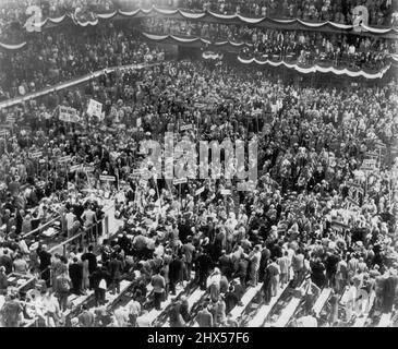 General View Convention's First Parade -- Hier ist eine allgemeine Ansicht über die erste Parade der aktuellen republikanischen Konvention, die aufgesetzt wurde, als der ehemalige Präsident Herbert Hoover heute Abend zum Rostrum kam, um die Convention zu sprechen. Zuschauer und Delegierte sind auf den Beinen und jubeln und applaudieren. Die Delegierten fräsen um das Rostrum im linken Vordergrund. 08. Juli 1952. (Foto von AP Wirephoto). Stockfoto