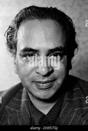 Indische Persönlichkeiten: Dr. Mulk Raj Anand. Indiens führender Autor und Kunstkritiker. Er schrieb "Coolie" und "unantastbar". War einer der Richter in der Skulpturenausstellung „Unknown Political Prisoner“ in London. 27. August 1954. (Foto von Jitendra Arya, Camera Press). Stockfoto