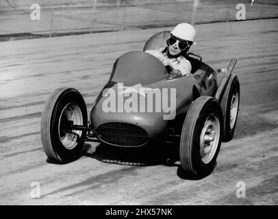 Der Atom Racer -- Ronnie Moore, Weltmeister im Speedway, 1954, fährt im kleinsten Rennwagen der Welt um die Wimbledon, London, und Prototyp eines Flohzeugs, das nächstes Jahr in Großbritannien fahren wird. Das Auto, styled Atom-Car wird von einem 500 c.c. angetrieben Speedway J.A.P. Motor, im ersten Versuch des Autos im Jahr, drehte sich die Maschine um und Moore brach sich sein Halsbein. Seitdem wurden am Fahrzeug Anpassungen vorgenommen. 20. September 1955. (Foto von Reuterphoto). Stockfoto