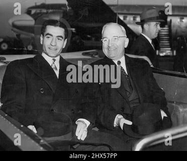 Der Schah des Iran (links) und Präsident Truman verlassen den National Airport auf dem Weg zum District of Columbia Building in Washington, D.C., wo der königliche Besucher von Gemeindebeamten begrüßt wurde. Bei der Ankunft am National Airport, Washington, D.C., der Hauptstadt der Vereinigten Staaten, zu einem offiziellen Besuch, wurde seine kaiserliche Majestät, Mohammad Reza Shah Pahlavi, Shahinshah vom Iran, von Präsident Harry S. Truman, Außenminister Dean Acheson und anderen hohen Regierungsbeamten herzlich begrüßt. 16. November 1949. Stockfoto