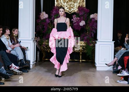 Madrid, Spanien. 09. März 2022. Ein Model läuft auf der Fabio Encinar Fashion Show während der Mercedes Benz Fashion Week Madrid, die am 2022. März im Gran Duques Palace in Madrid stattfindet. (Foto: Atilano Garcia/SOPA Images/Sipa USA) Quelle: SIPA USA/Alamy Live News Stockfoto