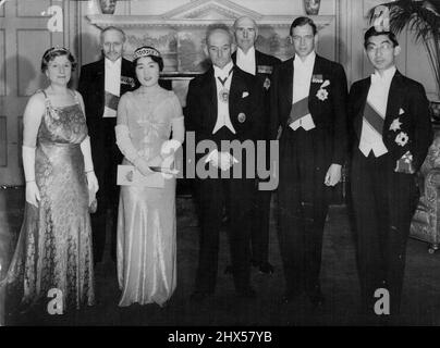 Herzog von Kent und Prinz Chichibu nehmen am Festmahl des Herrenhauses Teil -- von links nach rechts: Lady Broadbridge, die Bürgermeisterin; M. Corbin, französischer Botschafter; Prinzessin Chichibu; Sir George Broadbridge, der Oberbürgermeister von London, der Graf von Athlone, der Herzog von Kent und Prinz Chichibu. Der Herzog von Kent und Prinz und Prinzessin Chichibu von Japan waren zu Gast beim Festbankett des National Hospital for Nervous Diseases im Mansion House, London. Prinz Chichibu wird als Vertreter seines Bruders, des japanischen Imperators, an der Krönung teilnehmen. 28. April 1937. Stockfoto