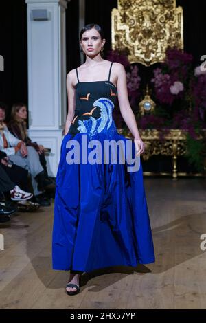 Madrid, Spanien. 09. März 2022. Ein Model läuft auf der Fabio Encinar Fashion Show während der Mercedes Benz Fashion Week Madrid, die am 2022. März im Gran Duques Palace in Madrid stattfindet. (Foto: Atilano Garcia/SOPA Images/Sipa USA) Quelle: SIPA USA/Alamy Live News Stockfoto