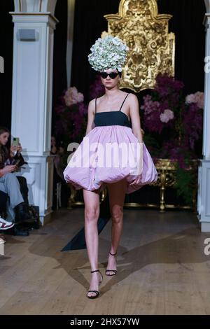 Madrid, Spanien. 09. März 2022. Ein Model läuft auf der Fabio Encinar Fashion Show während der Mercedes Benz Fashion Week Madrid, die am 2022. März im Gran Duques Palace in Madrid stattfindet. (Foto: Atilano Garcia/SOPA Images/Sipa USA) Quelle: SIPA USA/Alamy Live News Stockfoto