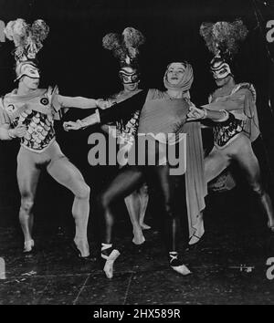 An American Center of Theatre Arts - The New York City Ballet Company präsentiert das Duell des amerikanischen Choreographen William Dollar in einer neuen Version des Werks, das Les Ballets de Paris zuvor unter dem Titel 'Le Combat' etwas anders präsentierte. Der veränderte Tanz war während der letzten Frühjahrssaison Teil des Repertoires der Compagnie. Die Ballet Company, die diesen Sommer auf einer Tournee durch England stattfinden soll, ist Teil des New York City Centre, einer privaten, gemeinnützigen Organisation, die auch moderne Tanz-, Theater- und Opernkompanien betreibt. 27. März 1952. (Foto von der U.S. Information Library). Stockfoto