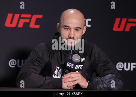 LAS VEGAS, NV - 9. MÄRZ: Marlon Moraes interagiert mit den Medien während des UFC Fight Night 203 Media Day im UFC Apex am 9. März 2022 in Las Vegas, Nevada, USA. (Foto von Diego Ribas/PxImages) Stockfoto