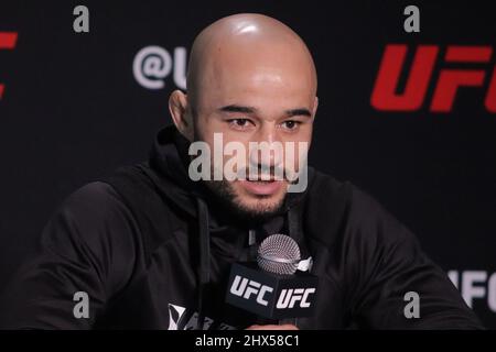 LAS VEGAS, NV - 9. MÄRZ: Marlon Moraes interagiert mit den Medien während des UFC Fight Night 203 Media Day im UFC Apex am 9. März 2022 in Las Vegas, Nevada, USA. (Foto von Diego Ribas/PxImages) Stockfoto