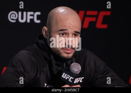 LAS VEGAS, NV - 9. MÄRZ: Marlon Moraes interagiert mit den Medien während des UFC Fight Night 203 Media Day im UFC Apex am 9. März 2022 in Las Vegas, Nevada, USA. (Foto von Diego Ribas/PxImages) Stockfoto