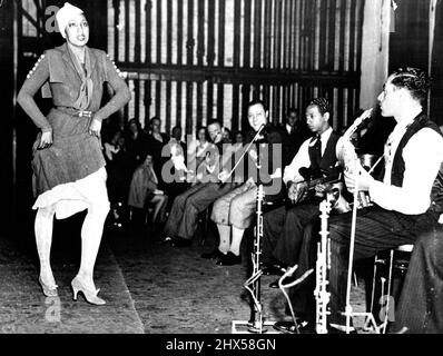 Josephine Baker probt am Nachmittag in Mufti. 02. Oktober 1933. (Foto von Daily Mail Picture). Stockfoto