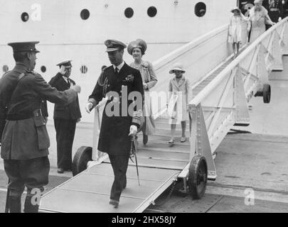 Royal Canadian Tour: Welcome Home -- Unser Foto zeigt die Ankunft ihrer Majestäten in Southampton gestern, 22. Juni. Der König wird vom Linienschiff Empress of Britain an Land gehen sehen und er wird sich mit Lord Mottistone, Lord Lieutenant of Hampshire, die Hände schütteln. Die Königin und Prinzessin Margaret sind gleich dahinter, und Königin Mary und Prinzessin Elizabeth sind oben auf dem Gangway zu sehen. 11. Juli 1939. Stockfoto