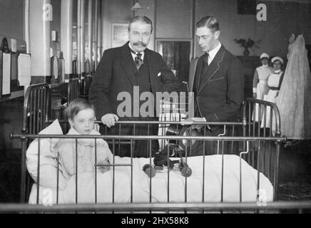 Der König - damals Herzog von York - besucht das Homeopathic Hospital, Great Ormonde Street, London. Er plaudert hier mit einem der jungen Patienten auf der Kinderstation. 04. November 1920. (Foto von Reuterphoto) Stockfoto