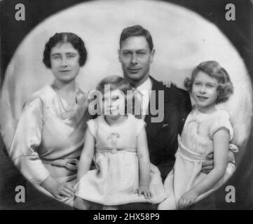 König George Und Königin Elizabeth Mit Den Prinzessinnen Elizabeth Und Margaret Rose. 27. Januar 1936. (Foto von Marcus Adams). Stockfoto