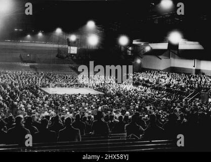 Was heute geschah, als die Züge von Melbourne wegen eines Streiks angehalten wurden. Das heutige Bild im Stadion, als Eisenbahn ***** Die streiken ***** Massentreffen, um zu diskutieren, ob sie funktionieren würden. 03. September 1945. Stockfoto