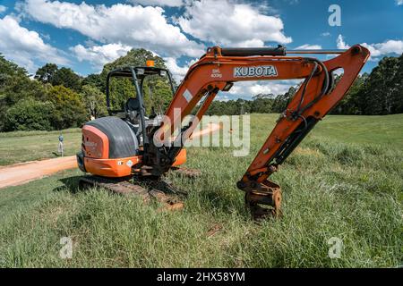 Maleny, Queensland, Australien - Kubota Minibagger im Feld Stockfoto