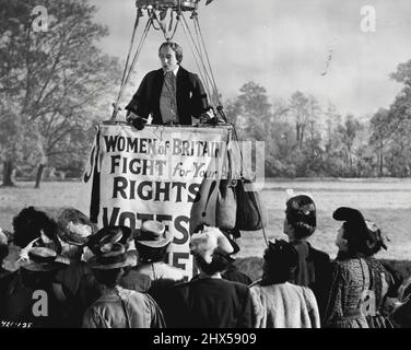 Lady Agatha (Alec Guinness) bereitet sich darauf vor, im Ballon aufzusteigen, um im Rahmen der Suffragette-Kampagne Flugblätter über Whitehall abzulegen. 'Kind Hearts and Coronets' ist eine Ealing, Studio-Produktion für Michael Balcon, mit Dennis Price: Valerie Hobson: Alec Guinness und Joan Greenwood - Regie Robert Hamer. 30. Juni 1955. (Foto von J. Arthur Rank Organization Ltd.). Stockfoto