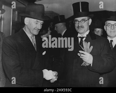 Ex-Lord Mayor reist aus, um an den Feierlichkeiten zum australischen Jubiläum teilzunehmen. Foto zeigt: Der alte und der neue Oberbürgermeister von London - Sir George Broadbridge (links) mit Sir Harry Twyford, der ihn in Victoria, London, gesehen hat. Sir George Broadbridge, der letzte Oberbürgermeister von London, verließ den Bahnhof Victoria nach Australien, um zum 150.-jährigen Jubiläum der Repräsentant der Stadt London zu werden. Er soll der Gast der Regierung von New South Wales sein. 16. Dezember 1937. (Foto: Kosmos Press Bureau). Stockfoto