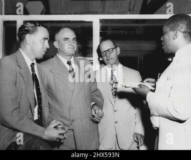 Ich bin Johnson und Jack Burge, die von L.D Roberts, Sportredakteur von The Daily Gleaner, interviewt wurden. Schaut auf Vernon Sasso, den jamaikanischen Cricket-Beamten. 20. Juli 1955 Stockfoto