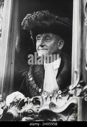Sir George Broadbridge, ehemaliger oberbürgermeister von London, lächelt während des London lord ***** von seinem Personalcoach . In diesem Jahr eine halbmilitärische Prozession. 01. November 1936. (Foto von Universal Pictorial Press Agency). Stockfoto