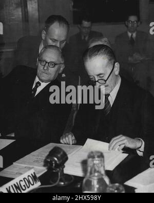 Die heutige Sitzung des sicherheitsrates im Kirchenhaus. Bild zeigt: Sir Alexander Cadogan (rechts) studiert seine Papiere vor dem Treffen; mit ihm ist M. Wyschinsky aus Russland. Sir Alexander Cadogan trat heute (Dienstag) für Ernest Bevin bei der Sitzung des sicherheitsrats im Kirchengebäude in Westminster als Stellvertreter ein. 12. Februar 1946. Stockfoto