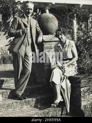 Sir Alexander Cadogan Politik - Großbritannien. NSW Minister in peking der Hon Alexander George montagu cadugan, C.B.C.B. Mit seiner Frau Lady Theodosia Cadogan, Tochter des Earl of Gosford 4.). Fotografiert bei ihnen zu Hause. „High Tres“. Chalfont st Peter, Tucks. Er tritt die Nachfolge von Sir Miss Lampson als „Sondergesandter und bevollmächtigter Minister“ in Peking an. 07. September 1933. (Foto von Press Feature Agency) Stockfoto