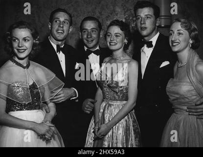Die schönsten Mädchen in glamourösen Kittel Sydneys gehörten zu den 800 Gästen, die den Models und Photographers' Ball am Trocadero besuchten. Filmkameras, die die Szene filmten, gaben ihr eine festliche Atmosphäre. Das Merkmal des Balls war die Mitternachtsparade von zwanzig führenden Fotomodellen, als das Top-Modell von 1952 ausgewählt wurde. Petite Brunette Valerie May wurde mit der Trophäe, die eine jährliche Auszeichnung eine silberne Stativkamera wird überreicht. Der Erlös ging an die Familie Smith. Die Modelle Michelle Safarg (links), Loretta North und Louise Mitchell, mit den Partnern Geoff Fraser, Vince Moran und Peter Hanlon. Juli Stockfoto