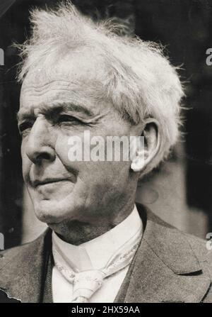 Der Pflanzenzauberer von Kalifornien oben ist abgebildet Luther Burbank, der weltberühmte Pflanzenzauberer und Gartenbauer, das erste Mal seit vielen Jahren im Bild. Dieses sehr hervorragende Abbild des bekannten Mannes wurde in seinem Haus in Santa Rosa gemacht und zeigt ihm, wie er heute ist, nur ***** Von schwerer Krankheit erholt. Herr Burbank ***** Sein 75.. Geburtstag im März. 05. April 1948. (Foto von International Newsreel Photo) Stockfoto