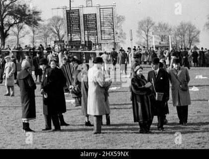 National Hunt Meeting, ist, Day -- H.M. Queen Elizabeth, im Fahrerlager, auf der Cheltenham Racecourse heute. H.M. die Königin und H.M. Königin Elizabeth die Königin Mutter gehörten heute zu den Neuverhandlern in Cheltenham für das National Hunt Meeting. Der erste Tag des Chaltenham-Treffens wurde gestern aufgegeben, als ein Schneestrom in letzter Minute eine Absage verursachte. 9. März 1955. (Foto von Fox Photos). Stockfoto