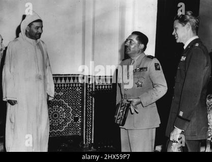 Generalleutnant Trifft Den Sultan. Der General der Armee, Augustin Guillaume (Mitte), Resident General von Französisch Marokko, überreicht Generalleutnant Lauris Norstad (rechts), Oberbefehlshaber der Alliierten Luftstreitkräfte, Mitteleuropa, dem Sultan von Marokko. General Norstad besuchte Marokko, um die französisch-amerikanischen Luftwaffenstützpunkte zu inspizieren, die derzeit in Nordafrika im Bau sind. 01. November 1951. Stockfoto