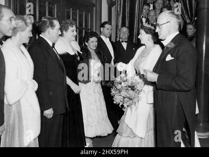 H.M. The Queen nimmt an der Royal Variety Performance im London Coliseum Teil. H.M., die Königin, plaudert mit Anne Shelton in weißem Fell, und neben ihr sieht man Eve Boswell. Die Künstler auf der linken Seite Jimmy James. H.M. the Queen, begleitet vom Herzog von Edinburgh und Prinzessin Margaret, nahm an diesem Abend an der Royal Variety Performance von „Guys and Dolls“ im London Coliseum Teil. Nach der Aufführung wurde H.M. einigen Künstlern vorgestellt. 02. November 1955. Stockfoto