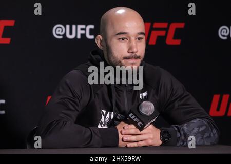 9. März 2022, Las Vegas, Nevada, Las Vegas, NV, USA: LAS VEGAS, NV - 9. MÄRZ: Marlon Moraes interagiert mit Medien während des UFC Fight Night 203 Media Day am 9. März 2022 in Las Vegas, Nevada, USA. (Bild: © Diego Ribas/PX Imagens via ZUMA Press Wire) Stockfoto