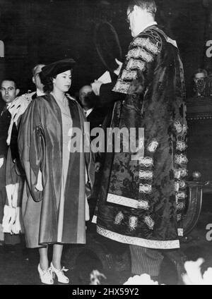 Abschluss für den Besuch der Princess Edinburgh University -- Prinzessin Elizabeth hat den Grad eines Doktor der Gesetze, der ihr vom Kanzler, der Marquess von Linlithgow, in der M'Ewan Hall der Edinburgh University verliehen wurde. Prinzessin Elizabeth besuchte gestern (Mi) in Begleitung des Herzogs von Edinburgh die Universität Edinburgh, wo die Prinzessin den Ehrendoktortitel der Rechtswissenschaften erhielt. Mit einem scharlachroten Kleid und einer schwarzen akademischen Mütze über einem taubengrauen, maßgeschneiderten Mantel und Kleid wurde die Prinzessin begeistert aufgenommen, als sie nach der Zeremonie auf der Plattform erschien, um ihre Rede zu halten. 03. März 194 Stockfoto