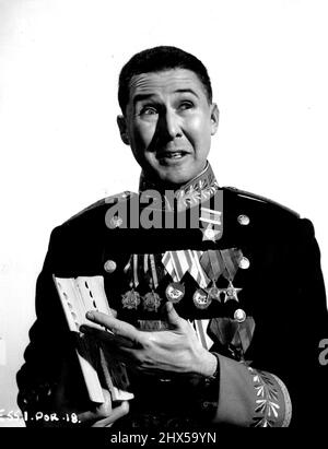 Anthony Quayle, bekannter Shakespeare-Schauspieler und Regisseur des Shakespeare Memorial Theatre, war General Orlofsky in „Oh Rosalinda“, der Cinema Scope-Version von „die Fledermaus“. Der Film mit Michael Redgrave wurde gerade von Associated British fertiggestellt. 21. August 1955. Stockfoto