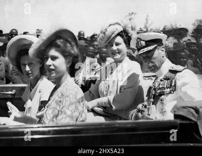 Der König und die Königin, Prinzessin Margaret Rose (ganz links) und Prinzessin Elizabeth kamen im königlichen Auto zu den Zeremonien an, die an ihrem Besuch in Transkei teilnahmen. Eine große Schar von Nationen, angeführt von ihren Chiefs, versammelten sich in Umtata, Transkei, bilden alle transkeianischen Territorien, um der königlichen Familie zu huldigen, als sie während ihrer Südafrika-Tournee die einheimische Hauptstadt besuchten. Der König, der in tropischer Marineuniform mit Strumpfband und Schwert trug, überreichte Medaillen an viele der Paramount-Häupter, und hier hörte die königliche Familie zum ersten Mal den berühmten Royal Stockfoto