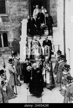 Elizabeth II.'s erste öffentliche Verlobung -- die Königin und der Herzog von Edinburgh steigen die Stufen der Abtei herab, die von Yeomen der Wache flankiert wird. (Beefeaters) Beachten Sie, dass die Posies-Tradition bei dieser Gelegenheit getragen wird. Ihre Majestät die Königin führte die erste öffentliche Verlobung ihrer Herrschaft durch, als sie heute Morgen den Royal Maundy in der Westminster Abbey verteilte. Jeden Gründonnerstag erhalten eine Reihe von Männern und Frauen den Gründspenz, der speziell für diesen Anlass geprägt wird. Die Anzahl der Pence, die jeder erhält, und die Anzahl der Empfänger entsprechen traditionell der Anzahl der Jahre, die der Mon Stockfoto