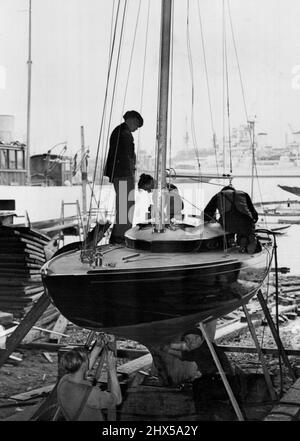 Die neue Royal Racing Yacht steht vor der Fertigstellung -- Arbeiter, die die Bluebottle für ihre Versuche in den Werften von Gosport vorbereiten. Eine neue königliche Rennyacht der Dragon-Klasse, ein Hochzeitsgeschenk an Prinzessin Elizabeth und den Herzog von Edinburgh vom Island Sailing Club (Isle of Wight), steht kurz vor der Fertigstellung auf den Werften von Gosport, Hants, wo sie gebaut wird. Die Yacht, die über 29 Fuß lang ist, hat den Namen Bluebottle erhalten und wird diese Woche im Solent zum Segeln gesehen werden. Es wird gehofft, dass das Schiff formell ihren Königlichen Hoheiten in Cowes präsentiert wird. 29. Juni 1948. Stockfoto