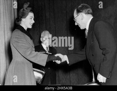 Eine königliche Gelegenheit für die Arbeit am Mens College -- H.M., die Königin, sah, wie sie die Medaille des Herzogs von York an Mr. Sydney Marks übergab, einen 50-jährigen Tischlermeister aus Dalston (East London), der 1927 dem College beitrat. Nach dem Studium einer Vielzahl von Fächern nahm Herr Marks Russisch mit so viel Erfolg auf, dass er jetzt die Sprache unterrichtet. Der Höhepunkt einer Woche der Feierlichkeiten anlässlich des 100. Jahrestages der Gründung des Working Mens College, Camden Town (London), war der heutige Besuch von H.M. am 5. November 1954. (Foto von Rota). Stockfoto