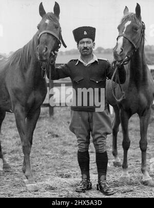 Die arabischen Prinzessinnen-Pferde in Melton Mowbray - die zwei großartigen arabischen Pferde, die der Emir Abdulla von Transjordan Prinzessin Elizabeth und Prinzessin Margaret Rose gegeben hat, sind im R.A.V.C. Depot Melton ***** wieder montieren (Leicestershire) zur Prüfung vor der Präsentation an die Prinzessinnen. Mit ihnen ist Farrier Q.M.S. Mahud Fakaria von der Transjordanischen Grenztruppe, der die Pferde nach England brachte. Er wird am 8.. Juni an der Londoner Victory Parade Mowbray R.A.V.C. teilnehmen. 26.Mai 1946. (Foto von Reuterphoto). Stockfoto