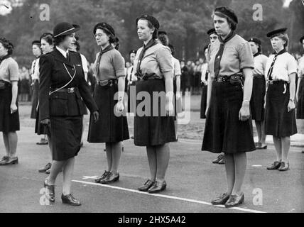 Girl Guides Rally in Hyde Park - Prinzessin Elizabeth inspiziert die Ehrenwache der Sea Rangers im Hyde Park, London, heute Nachmittag (Sonntag). Mehr als 7.000 Girl Guides aus London und den Provinzen marschierten heute Nachmittag (Sonntag) zum Hyde Park London, um an einem Trommelkopfgottesdienst teilzunehmen und an einem vormarsch teilzunehmen. Prinzessin Elizabeth und Prinzessin Margaret waren dort, um am vergangenen marsch den Gruß zu nehmen. Der Drumhead-Gottesdienst wurde vom Bischof von Willesden, der RT. Rev. E.M.G. Jones. 19.Mai 1946. Stockfoto