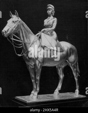 Neue Statuette von Prinzessin Elisabeth -- die neue Statuette von Prinzessin Elisabeth. Eine Reiterstatuette im vergoldeten Silber von Prinzessin Elizabeth, als sie zuletzt als Oberst der Granadier Guards bei der King's Birthday Parade auftrat, wurde von Miss Doris Lindner, der Bildhauerin, für die persönliche Sammlung der Königin vervollständigt. Prinzessin Elizabeth saß für das Porträt im Buckingham Palace, und Fräulein Lindner, die für ihre Pferdemodelle bekannt ist, arbeitete häufig an den Royal Mews im Windsor Castle, um ein Porträt des Pferdes „Tommy“ zu erhalten. 31. Januar 1949. Stockfoto