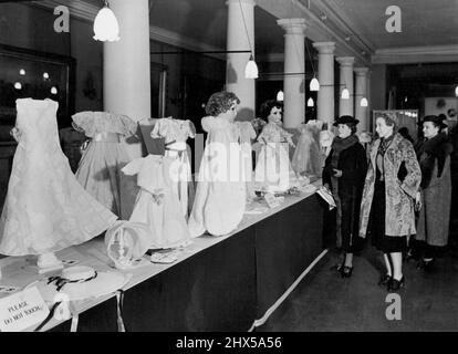 Puppenausstellung im St. James's Palace, London. Im St. James's Palace, London, wird eine Puppenausstellung veranstaltet, die dem Kinderkrankenhaus der Prinzessin Elizabeth von York im East End von London, ebenfalls für eine französische Wohltätigkeitsorganisation, dient. Ein allgemeiner Blick auf einige der Puppen auf der Ausstellung. 12. Januar 1939. Stockfoto