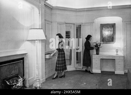 Royal Bedroom Suite - Glasgows Geschenk an Prinzessin Elizabeth und Herzog von Edinburgh -- die Royal Bedroom Suite - das Hochzeitsgeschenk der Menschen von Glasgow an Prinzessin Elizabeth, ist wahrscheinlich das perfekteste Beispiel für feine Möbelhandwerk der letzten Jahre. Sie ist aus weißem schottischem Platanenhorn und besteht aus 14 Teilen. Die Suite ist das Werk des 51-jährigen Neil Morris, des schottischen Möbeldesigners, der als Leiter einer berühmten Clydeside-Firma für die Innenausstattung der „Queen Mary“, „Queen Elizabeth“ und des anderen Cunard White Star-Liners „Caronia“ verantwortlich war, der kürzlich seine Jungfernfahrt nach New machte Stockfoto