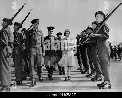 Prinzessin Elizabeth Bewertungen Ihr Regiment - Major J.F.C.Bowes-Lyon (im Kampfkleid) wird mit Prinzessin Elizabeth gesehen, die Grenadier Guards in Caterham Barracks, Surrey, überprüft. Ihre Königliche Hoheit, Prinzessin Elizabeth, besuchte die Baracken der Garde, Caterham, wo sie eine Parade der Grenadier-Garde bei strahlendem Sonnenschein, deren Regiment sie Oberst ist, Revue „Revue“ gab. 4. April 1946. Stockfoto