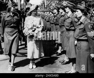 Prinzessin Elizabeth besucht Coventry - Ihre Königliche Hoheit Prinzessin Elizabeth inspiziert heute (Samstag) eine Ehrenwache der A.T.S. auf ihrem Besuch in Coventry. Ihre königliche Hoheit Prinzessin Elizabeth besuchte Coventry heute (Samstag) und eröffnete Coventry, Ratsmitglied W.H. Malcolm hielt mehrere Präsentationen vor der Prinzessin, darunter den niederländischen Botschafter, Lewis Silkin, Minister für Stadt- und Landplanung, und den Burgomaster von Arnem, C.G. Matser. 22.Mai 1948. Stockfoto