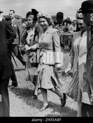 Französischer Sieg im Derby - Prinzessin Elizabeth (Mitte), die heute auf dem Platz abgebildet ist, trug ein zweiteiliges Kostüm von Eau-de-Nil mit einem Hut, der mit Lily-of-the-Valley getrimmt war. Mit ihr, auf der linken Seite, ist Prinzessin-Alice, die in einem Shepherd karierten schwarz-weißen Mantel und Rock war. Rechts ist die Herzogin von Gloucester, die auch anwesend war, um zu sehen, wie die Derby Stakes heute Nachmittag nach Frankreich gehen. Eine riesige Menge von Rennegoern in Epsom heute (Samstag) sah die Delby Stakes, Blue Riband des englischen Turf, fallen an das französische Pferd Pearl Diver, im Besitz von Baron G. de Weldner und geritten Migoli, RID Stockfoto